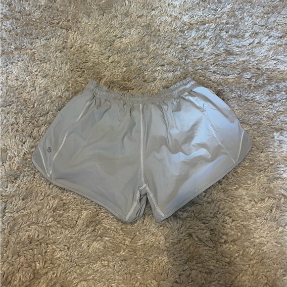 Lululemon Hotty Hot Low-rise Lined Short 4” White Sz 6/8 - Picture 4 of 4